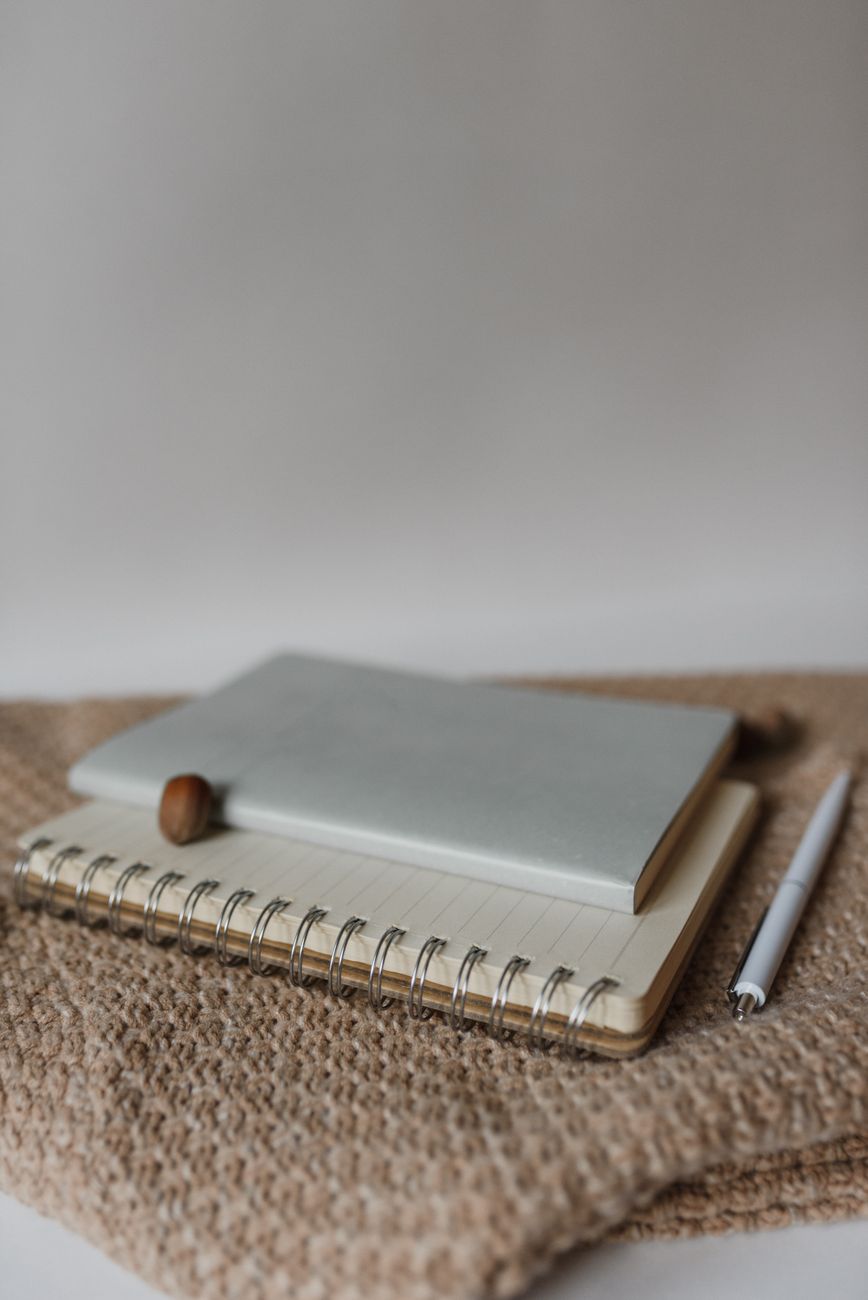 Notesbog og pen ligger på et bord